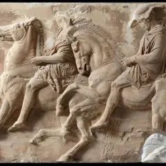 Starożytny grecki relief z Partenonu przedstawiający trzy postacie na koniach.