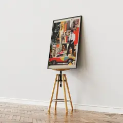 Kolorowy kolaż w stylu Richarda Hamiltona z postaciami i samochodem, prezentowany na sztaludze.