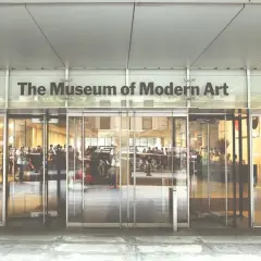 Wejście do MoMA. Ludzie wchodzą do Muzeum Sztuki Nowoczesnej.