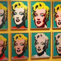 Osiem kolorowych rzeźb pop art z Marilyn Monroe w różnych wersjach kolorystycznych.