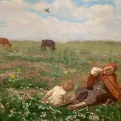 Obrazy wsi Chełmońskiego: kobieta z dzieckiem odpoczywa na kwiecistej łące, w tle pasą się krowy.