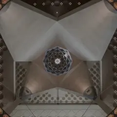 Wnętrze muzeum sztuki islamskiej z geometryczną kopułą i ozdobnymi łukami.