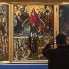 Tryptyk Sądu Ostatecznego w Muzeum Sztuki Dawnej Gdańsk. Widok na dzieło z widzem fotografującym telefonem.