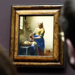Obraz "Mleczarka" Vermeera, alegoria malarstwa, ukazuje kobietę nalewającą mleko.