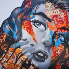 Mural z twarzą kobiety, pełen jaskrawych kolorów i abstrakcyjnych wzorów, oddaje dynamikę i wyrazistość cech pop artu.