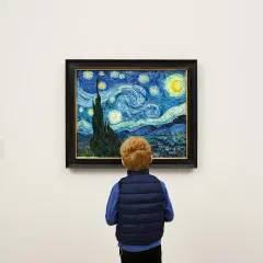 Chłopiec podziwia "Gwiaździstą noc" Van Gogha. Sprawdź godziny otwarcia MoMA, by zobaczyć to arcydzieło na żywo.