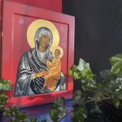 Ikony Matki Boskiej, różne rodzaje przedstawione na czerwonej desce, z otoczką i złotym tłem.