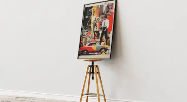Kolorowy kolaż w stylu Richarda Hamiltona z postaciami i samochodem, prezentowany na sztaludze.