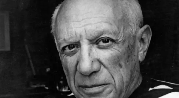 Portret Pabla Picassa w pasiastej koszulce. Ciekawe pablo picasso ciekawostki o jego życiu i sztuce.