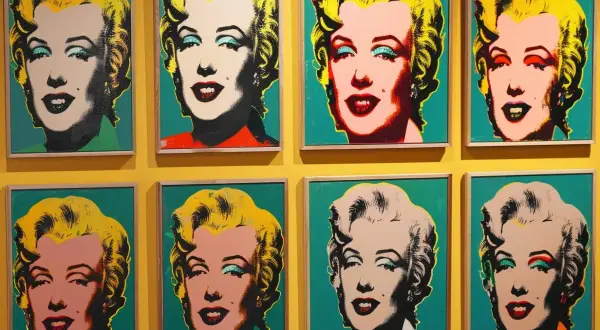 Osiem kolorowych portretów Marilyn Monroe w stylu pop art. Ikoniczne dzieła Andy'ego Warhola w różnych wariantach kolorystycznych.