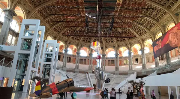 Wnętrze muzeum narodowego Katalonii z samolotem i ekspozycjami.
