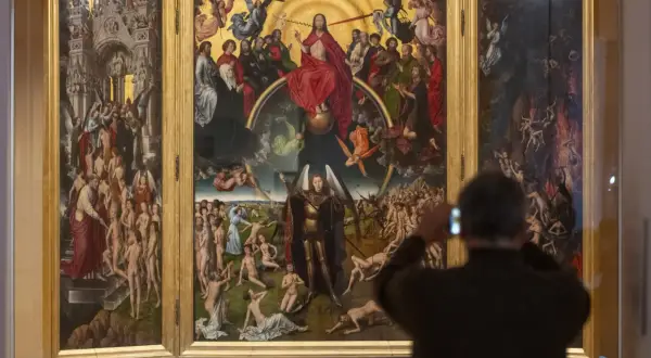 Tryptyk Sądu Ostatecznego w Muzeum Sztuki Dawnej Gdańsk. Widok na dzieło z widzem fotografującym telefonem.