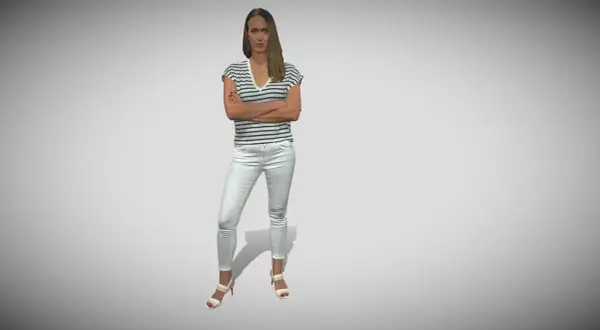 Model 3D posąg kobiety w białych spodniach i pasiastym T-shircie, stojącej ze skrzyżowanymi ramionami.