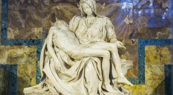 Watykańska rzeźba Michała Anioła, Pieta, przedstawia Matkę Boską trzymającą martwe ciało Chrystusa.
