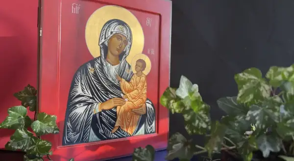 Ikony Matki Boskiej, różne rodzaje przedstawione na czerwonej desce, z otoczką i złotym tłem.