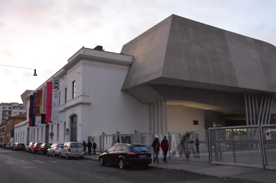 Rzymskie MAXXI, muzeum sztuki nowoczesnej, z charakterystyczną betonową bryłą i wiszącymi banerami wystaw.