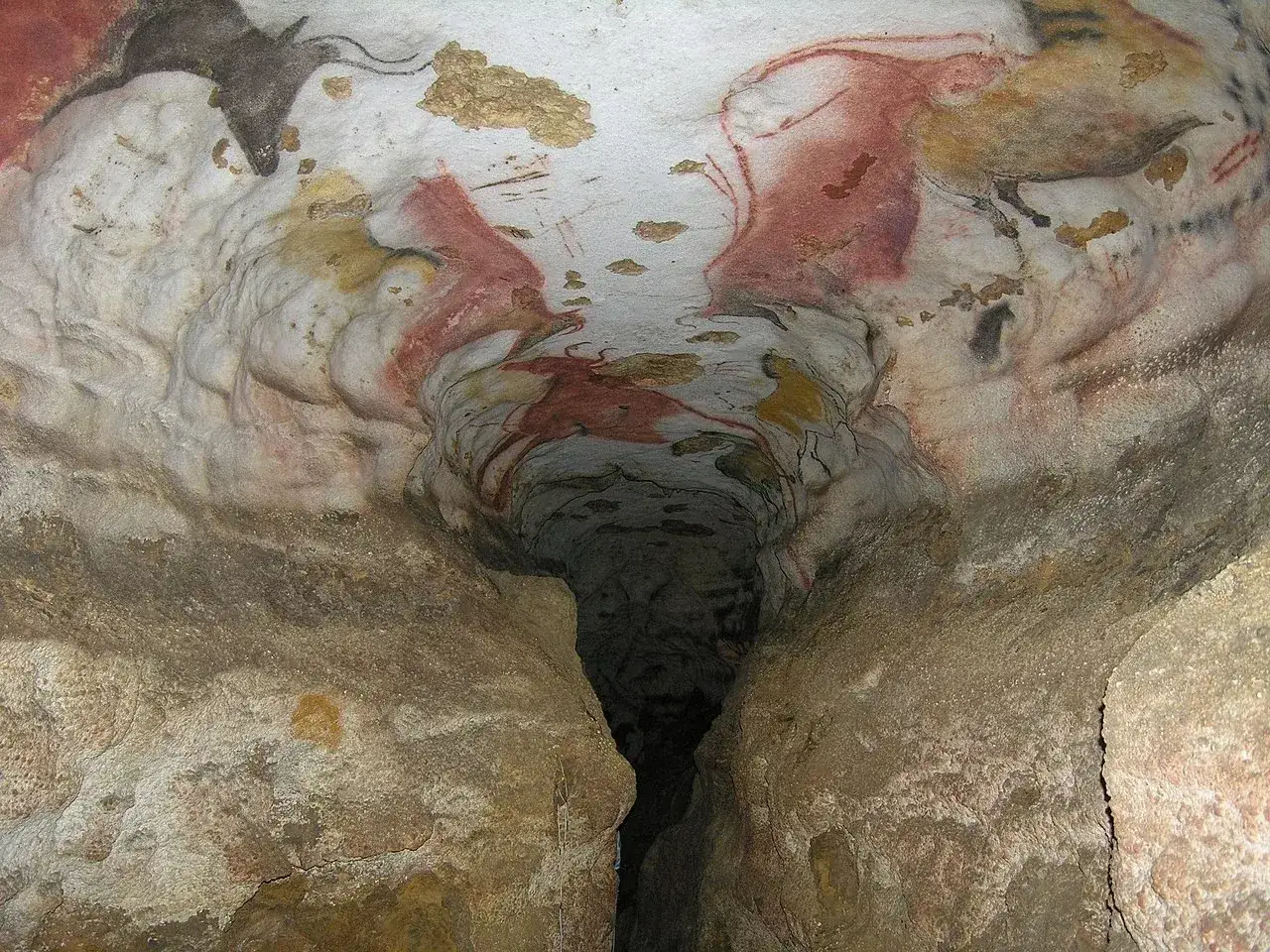 Starożytne malowidła z Lascaux zdobią sklepienie jaskini, ukazując zwierzęta w ruchu.