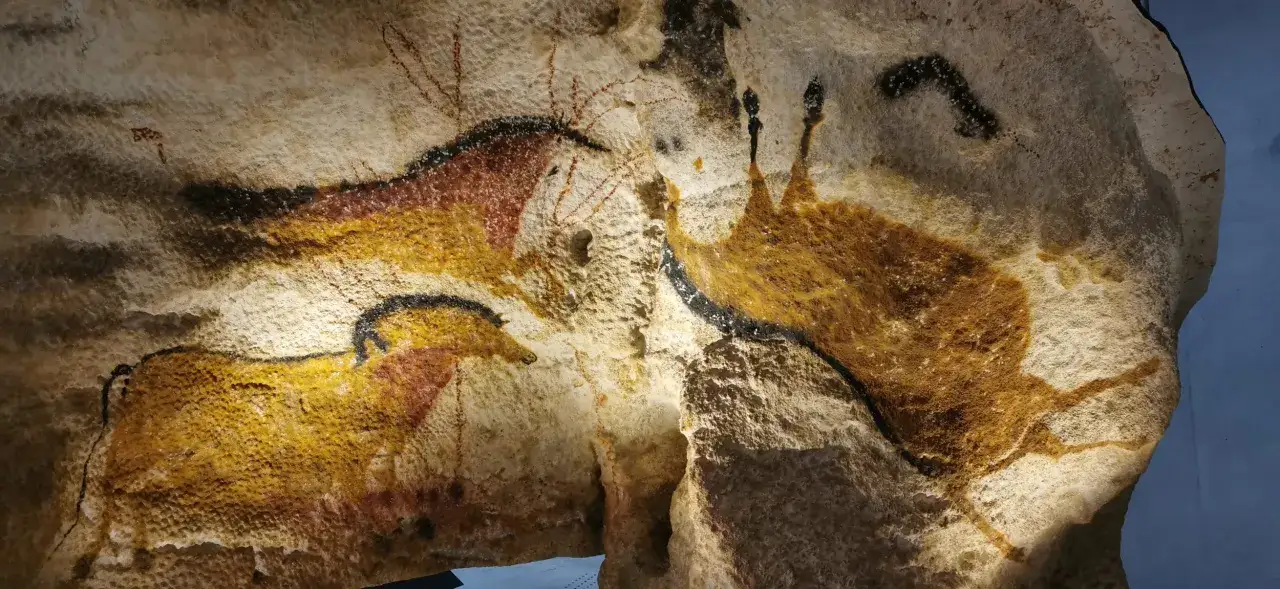 Starożytne malowidła z Lascaux przedstawiające zwierzęta, jakby ożyły na skalnej ścianie.