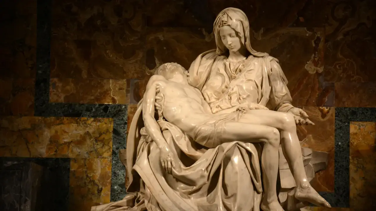 Pieta Michała Anioła. Marmurowa rzeźba przedstawia Matkę Boską trzymającą martwe ciało Jezusa.