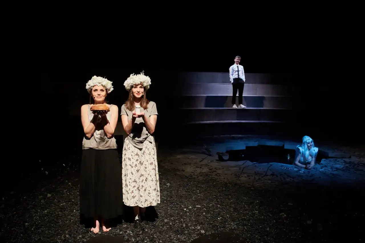 Dwie kobiety w wiankach trzymają chleb i sól. Na schodach stoi mężczyzna, a w dole kobieta w bieli. Scena z Balladyny, Teatr Telewizji.