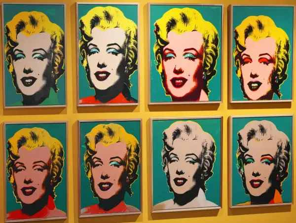 Osiem kolorowych rzeźb pop art z Marilyn Monroe w różnych wersjach kolorystycznych.